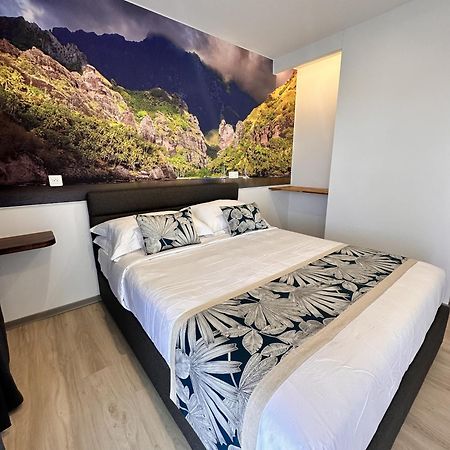 Ononui Lodge Airport, Ocean-View, Private Bathroom And Balcony, Free Wifi And Parking, On-Site Car Rental فا المظهر الخارجي الصورة