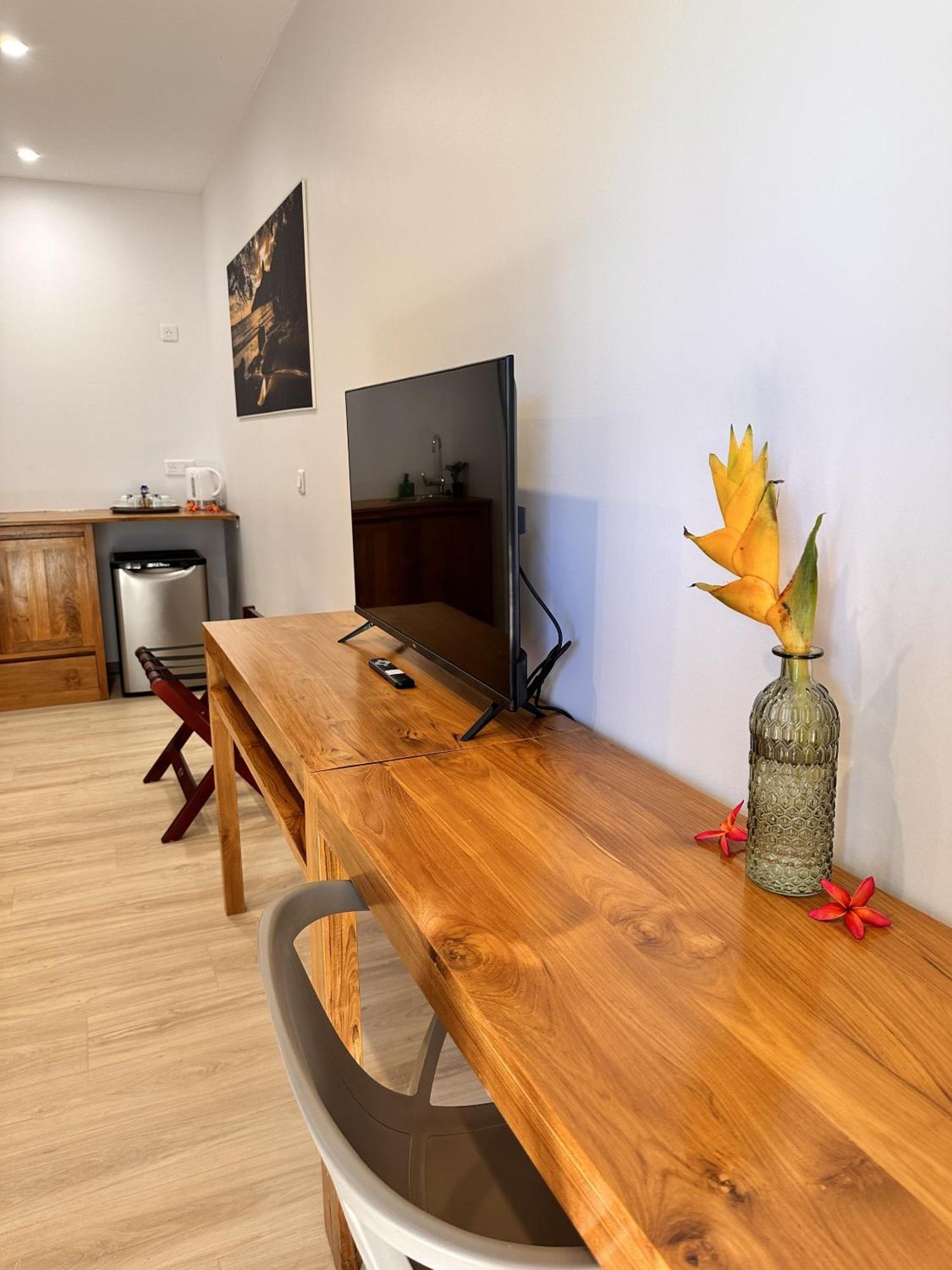 Ononui Lodge Airport, Ocean-View, Private Bathroom And Balcony, Free Wifi And Parking, On-Site Car Rental فا المظهر الخارجي الصورة