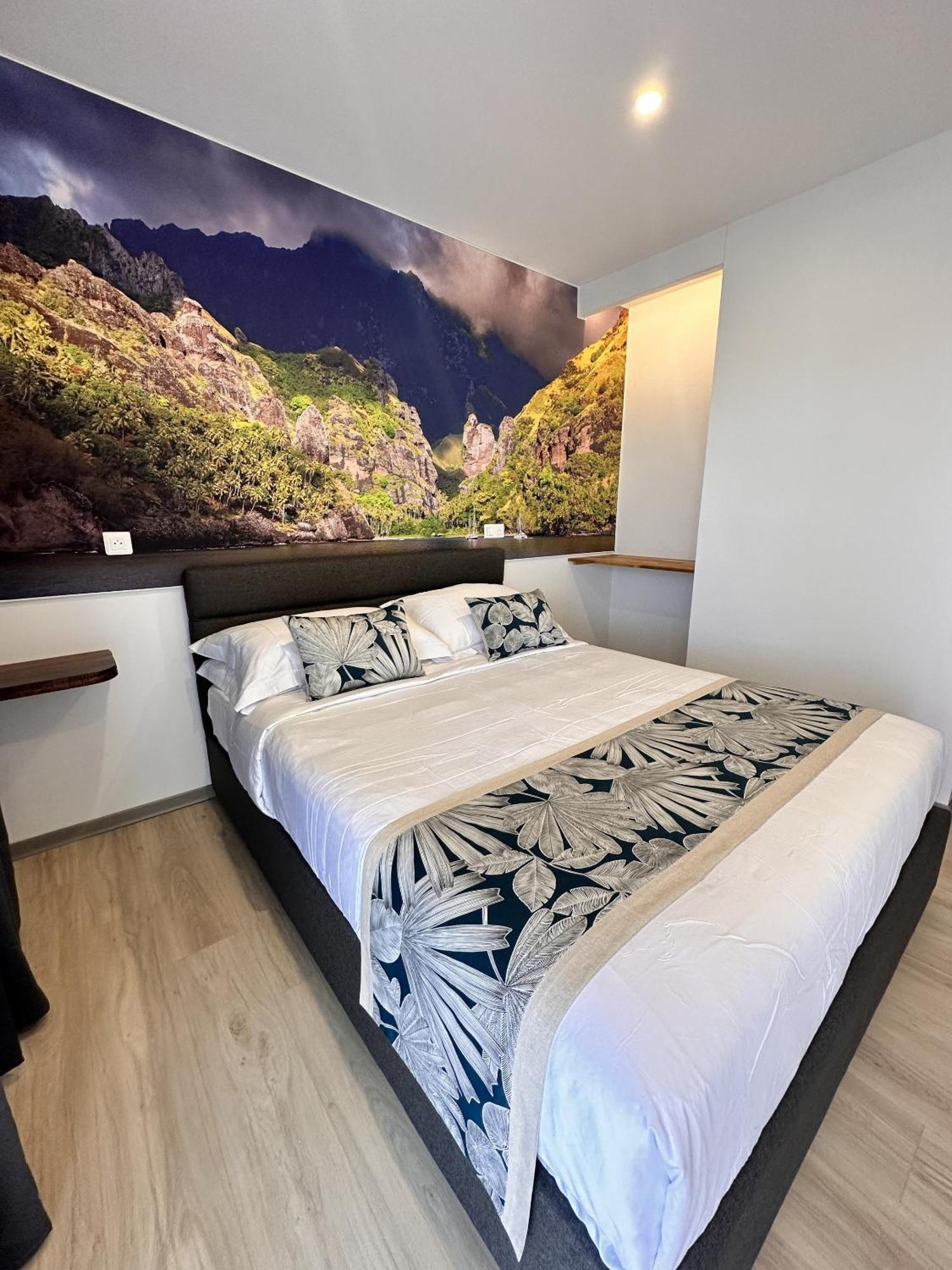 Ononui Lodge Airport, Ocean-View, Private Bathroom And Balcony, Free Wifi And Parking, On-Site Car Rental فا المظهر الخارجي الصورة
