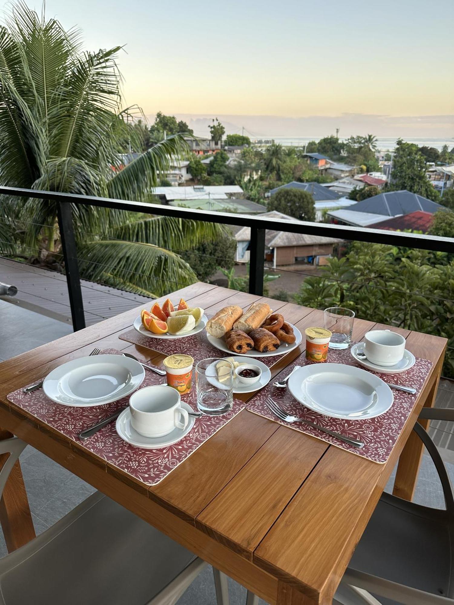 Ononui Lodge Airport, Ocean-View, Private Bathroom And Balcony, Free Wifi And Parking, On-Site Car Rental فا المظهر الخارجي الصورة