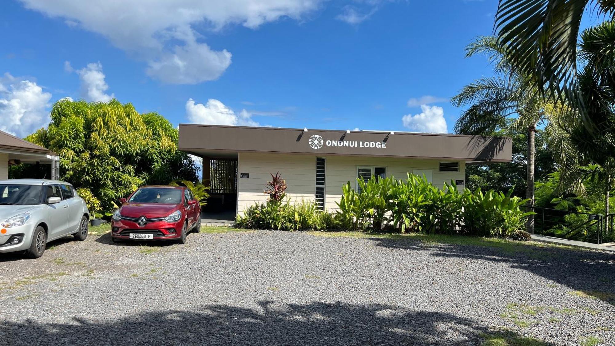 Ononui Lodge Airport, Ocean-View, Private Bathroom And Balcony, Free Wifi And Parking, On-Site Car Rental فا المظهر الخارجي الصورة